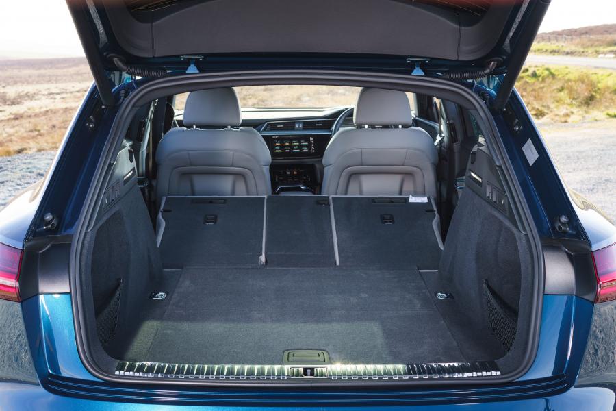 Багажник Audi e-tron 55 Quattro 2019 года  (UK) (фото 33 из 40)